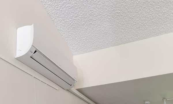 Airco binnenunit op kantoor, zo geplaatst dat hij niet in de nek blaast