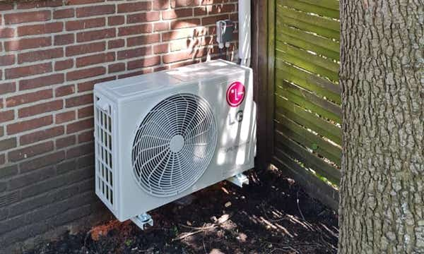 Airco buitenunit in de tuin