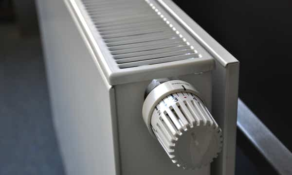 Radiator met thermostaatknop